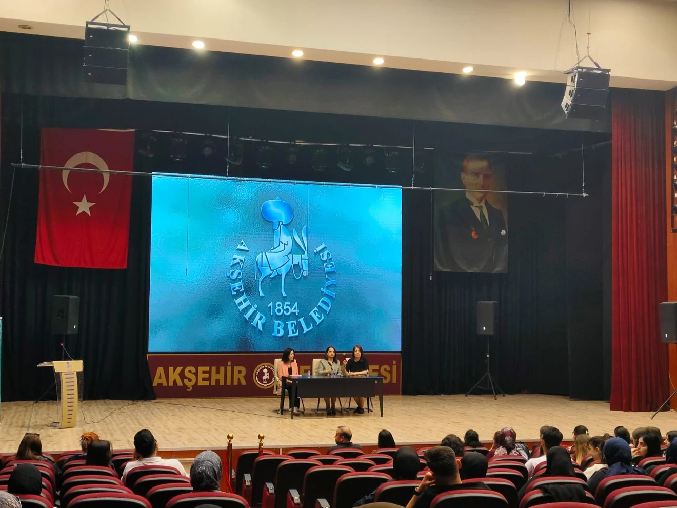 UMUDA DOKUNAN ELLER (HEMŞİRELİK VE MEME KANSERİ DENEYİMİ)